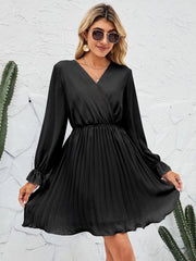 V-Ausschnitt, lange Ärmel, hohe Taille, plissierte Minikleider