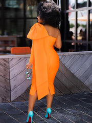 Langärmlige One-Shoulder-Midikleider mit Rüschen