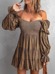 Schulterfreies Minikleid mit langen Ärmeln und Rüschensaum