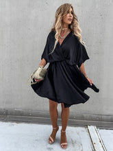 Kurzärmlige Swing-Minikleider mit V-Ausschnitt