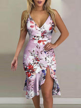 Midikleid mit Spaghettiträgern, V-Ausschnitt, bedrucktem Schlitz und Rüschen