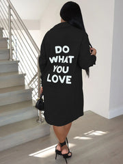 Langärmliges Minikleid mit Buchstabendruck