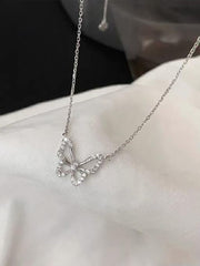 Precioso collar con colgante de mariposa