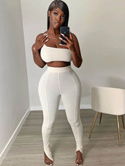 Crop-Top mit einem Schulterträger und Leggings mit hoher Taille