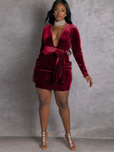 Samt-Minikleid mit langen Ärmeln und figurbetontem Schnitt