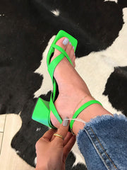 Tacones gruesos con punta abierta y cuadrados entrecruzados
