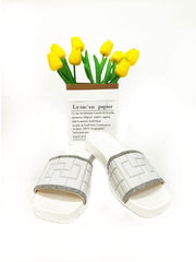 Pantuflas de punta redonda con parches de diamantes de imitación