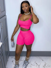 Zweiteiliges Set aus einfarbigem Sport-BH und Shorts