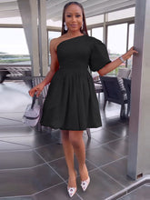 Einschultriges, einfarbiges Swing-Minikleid