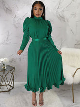 Tops cortos de dos piezas y faldas largas plisadas