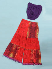 Crop-Top mit Bindeband hinten und bedruckte Hose mit weitem Bein