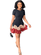 Kurzärmliges, mehrfarbiges Minikleid mit Rundhalsausschnitt