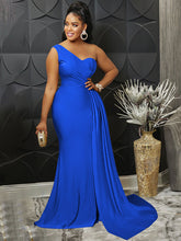 Einschultriges, plissiertes, figurbetontes Maxikleid