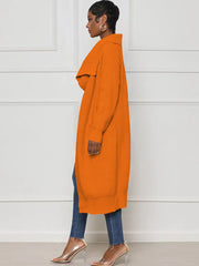 Einfarbige, figurbetonte Strickjacke mit langen Ärmeln