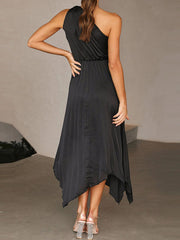 Ärmelloses Midikleid mit einer Schulter und hoher Taille