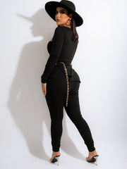 Zweiteiliges geripptes Strick-Split-Top und figurbetonte Hose