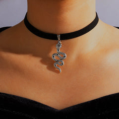 Collares de franela con colgante de serpiente