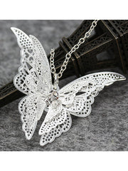 Elegante collar con colgante de mariposa y pendientes