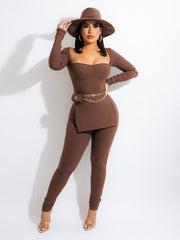 Zweiteiliges geripptes Strick-Split-Top und figurbetonte Hose