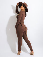 Zweiteiliges geripptes Strick-Split-Top und figurbetonte Hose