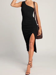 Ärmelloses, figurbetontes Midikleid mit Rüschen und Schlitz und einer Schulter