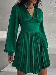 Langärmlige, plissierte Minikleider mit V-Ausschnitt
