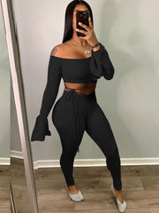 Conjunto de dos piezas de top corto de manga larga y pantalones ajustados