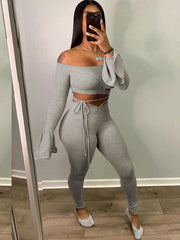 Conjunto de dos piezas de top corto de manga larga y pantalones ajustados