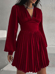 Langärmlige, plissierte Minikleider mit V-Ausschnitt