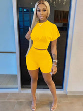 Conjunto de dos piezas de top corto y pantalones cortos de manga corta