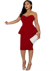 Trägerlose, figurbetonte Midikleider mit Rüschen