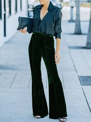 Lange Hose mit hohem Bund und ausgestelltem Bein aus Samt