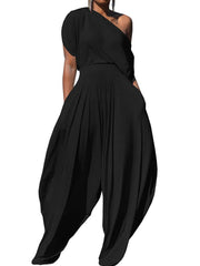 Zweiteiliges Set mit Oberteilen mit schrägen Schultern und langen Haremshosen