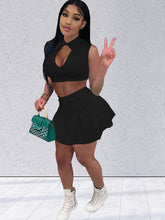 Top corto sin mangas con cortes y falda plisada