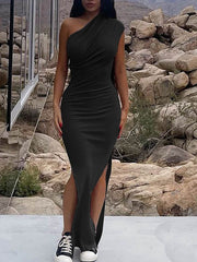 Vestido largo fruncido sin mangas con un hombro al descubierto