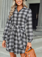 Langärmliges kariertes Minikleid mit Schnürung