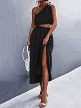 Top corto sin mangas con un hombro descubierto y falda midi con abertura