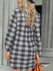 Langärmliges kariertes Minikleid mit Schnürung