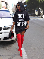 Vestidos estilo camiseta con estampado de letras y hombros descubiertos