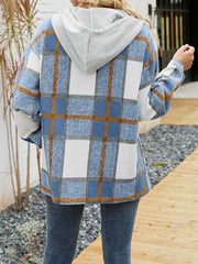 Chaquetas con capucha y botones a cuadros