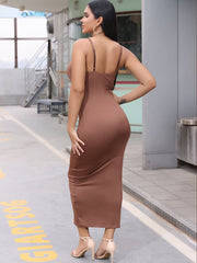 Vestido largo ajustado con espalda descubierta y tirantes finos