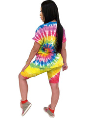 Zweiteilige Outfits mit Batik- und bedruckten Hemden und figurbetonten Shorts