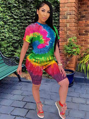 Zweiteilige Outfits mit Batik- und bedruckten Hemden und figurbetonten Shorts