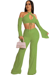 Neckholder-Crop-Top mit schulterfreiem Schnitt und lange Hose mit weitem Bein