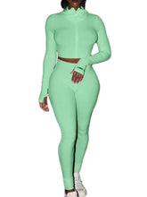 Zweiteilige Oberteile mit Reißverschluss und lange figurbetonte Hosen