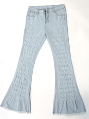 Zerrissene, figurbetonte Jeans mit Schlaghose und Löchern