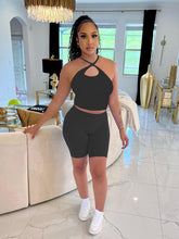 Top corto con cuello halter calado y pantalones cortos ajustados