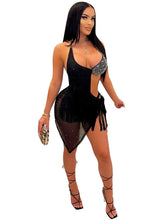 Minivestido ajustado con lentejuelas y tirantes finos, sin mangas y hombros descubiertos