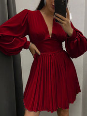 Langärmlige, plissierte Minikleider