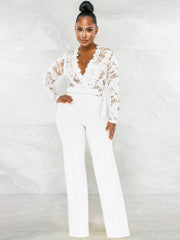 Mono de encaje con cuello en V y manga larga con retazos